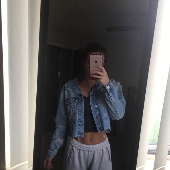 Cropped distressed jean jacket - Picture 2 of 4